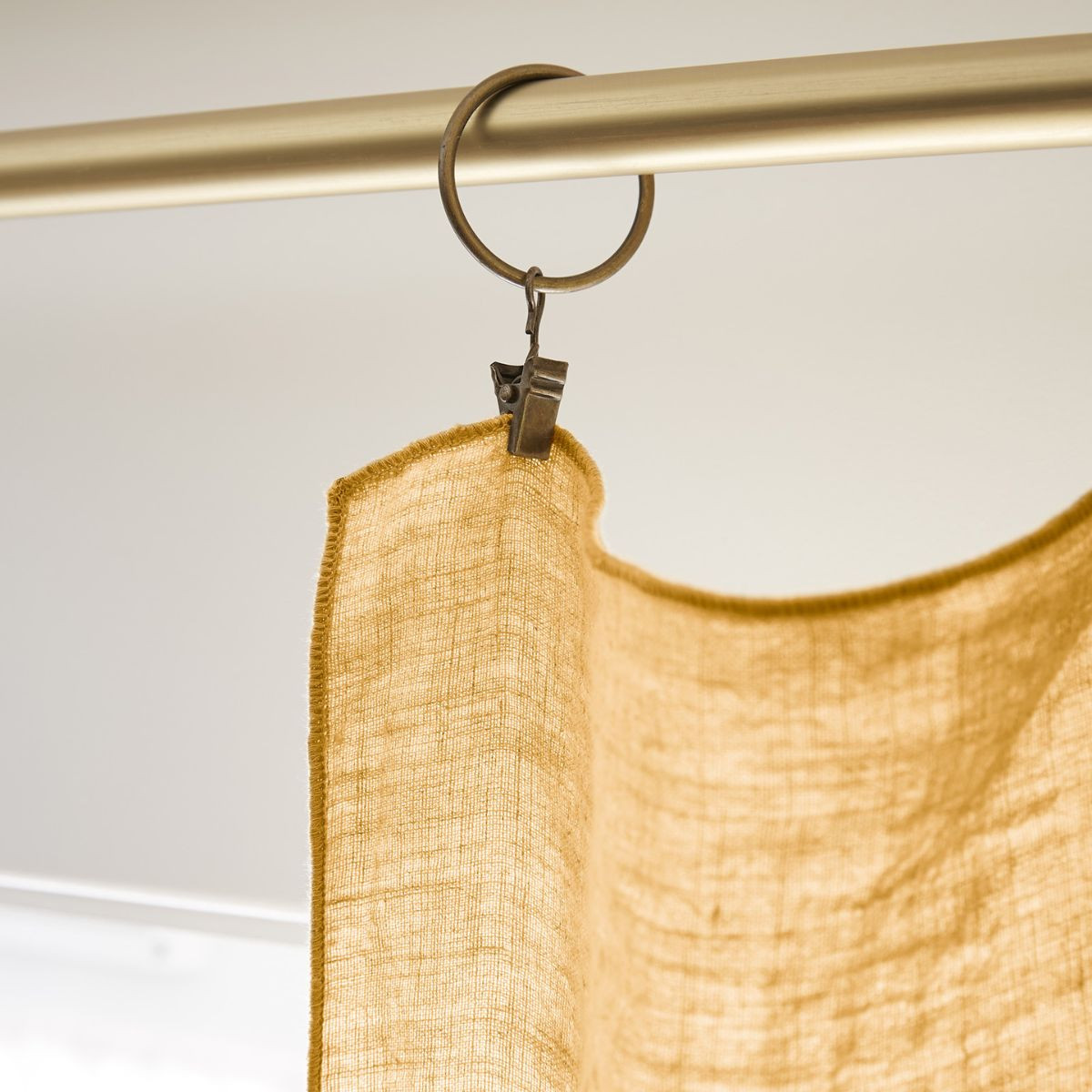 Rideau ajustable lin lavé SOLINE 140 x 270 cm SOLINE avec 8 anneaux pince - L'effet papillon - miel – Image 4
