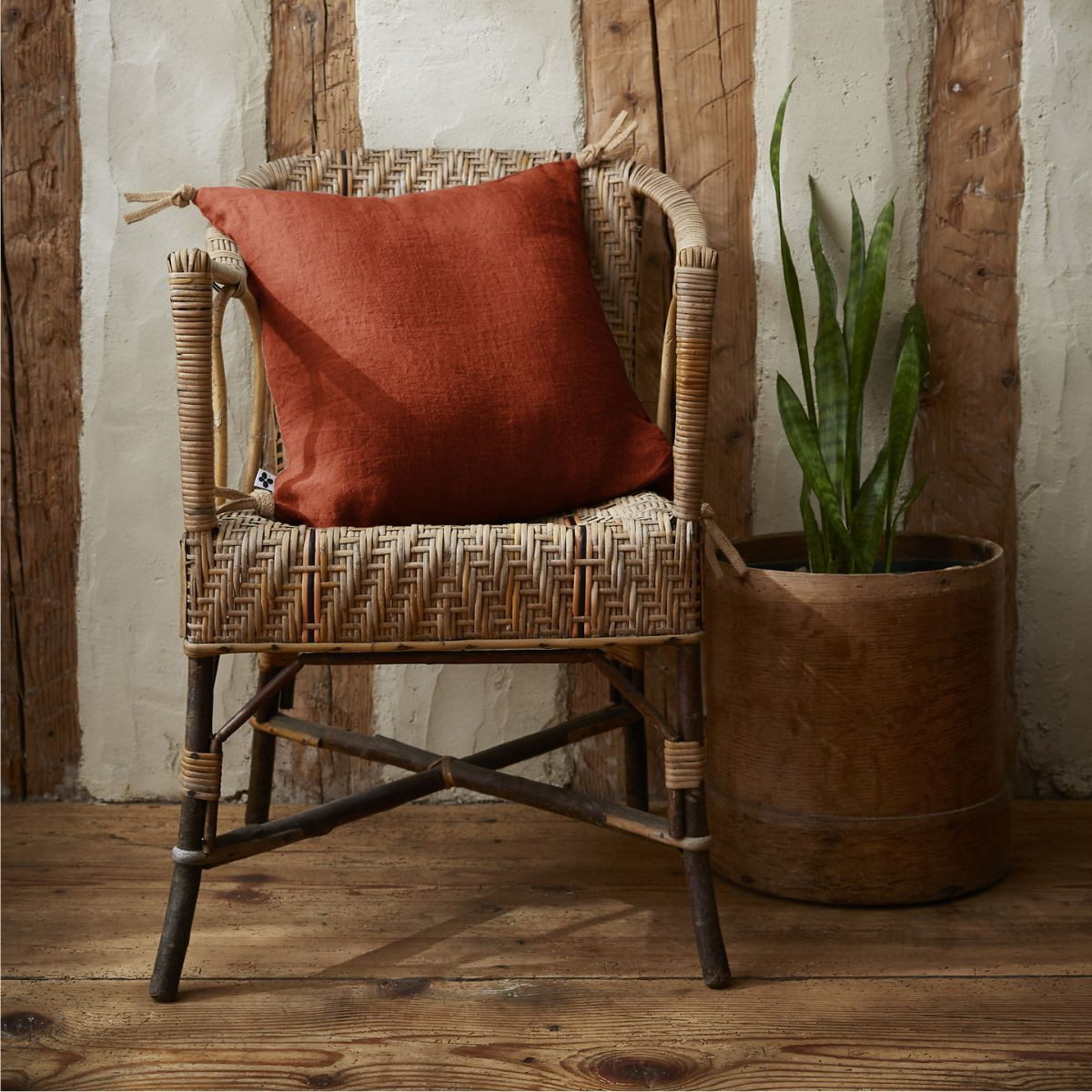 Coussin déhoussable lin lavé 45 x 45 cm SOLINE avec pompons nouettes en jute - L'effet papillon - paprika