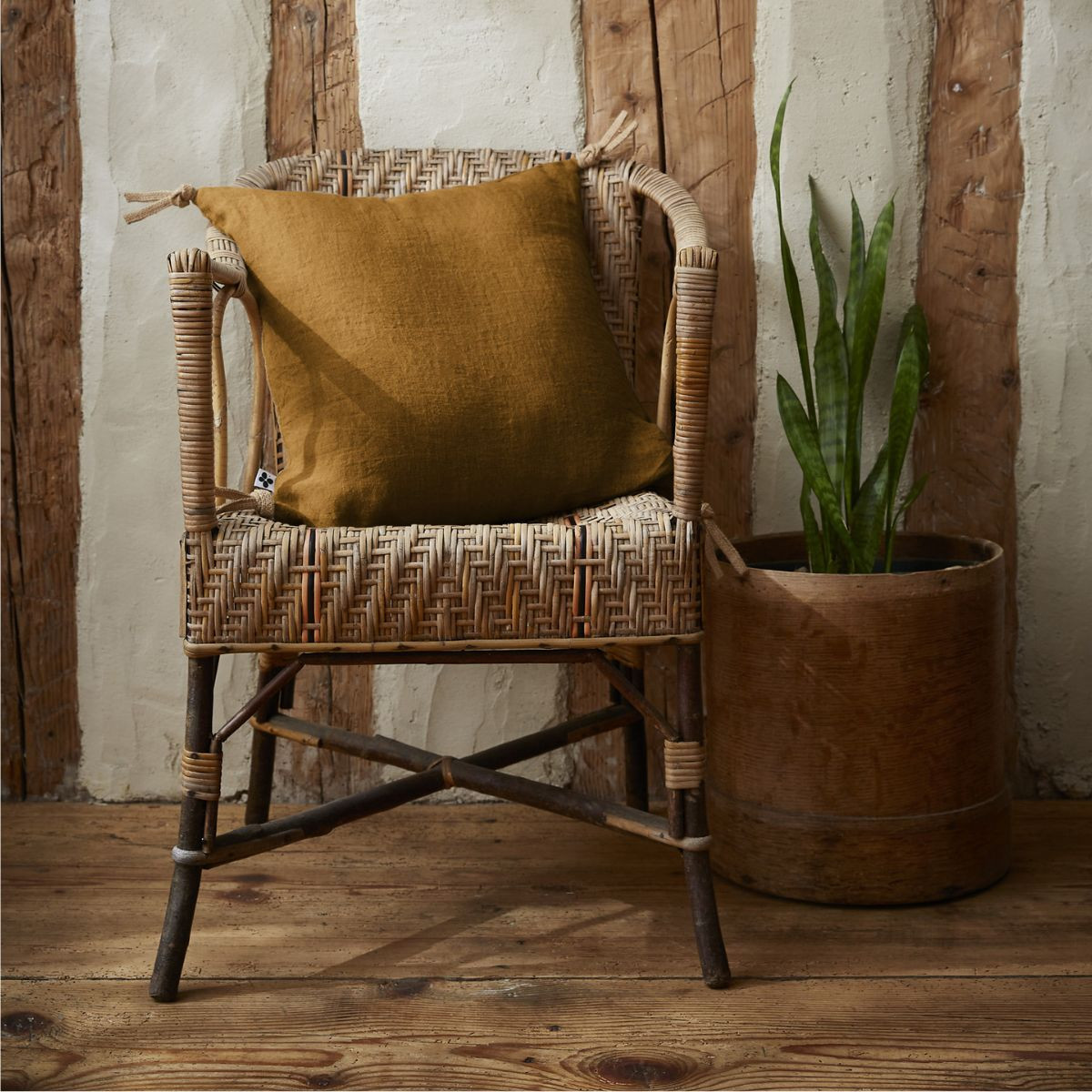 Coussin déhoussable lin lavé 45 x 45 cm SOLINE avec pompons nouettes en jute - L'effet papillon - caramel