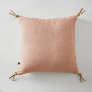 Coussin déhoussable lin lavé 45 x 45 cm SOLINE avec pompons nouettes en jute - L'effet papillon - vieux rose