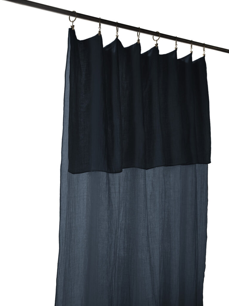 Rideau ajustable + 8 anneaux pince 140x300 cm en gaze de coton unie GAÏA - L'effet papillon - minuit – Image 3