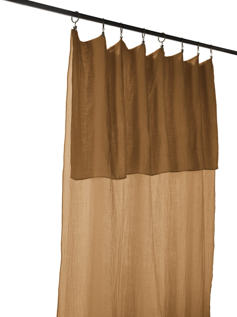 Rideau ajustable + 8 anneaux pince 140x300 cm en gaze de coton unie GAÏA - L'effet papillon - camel – Image 3