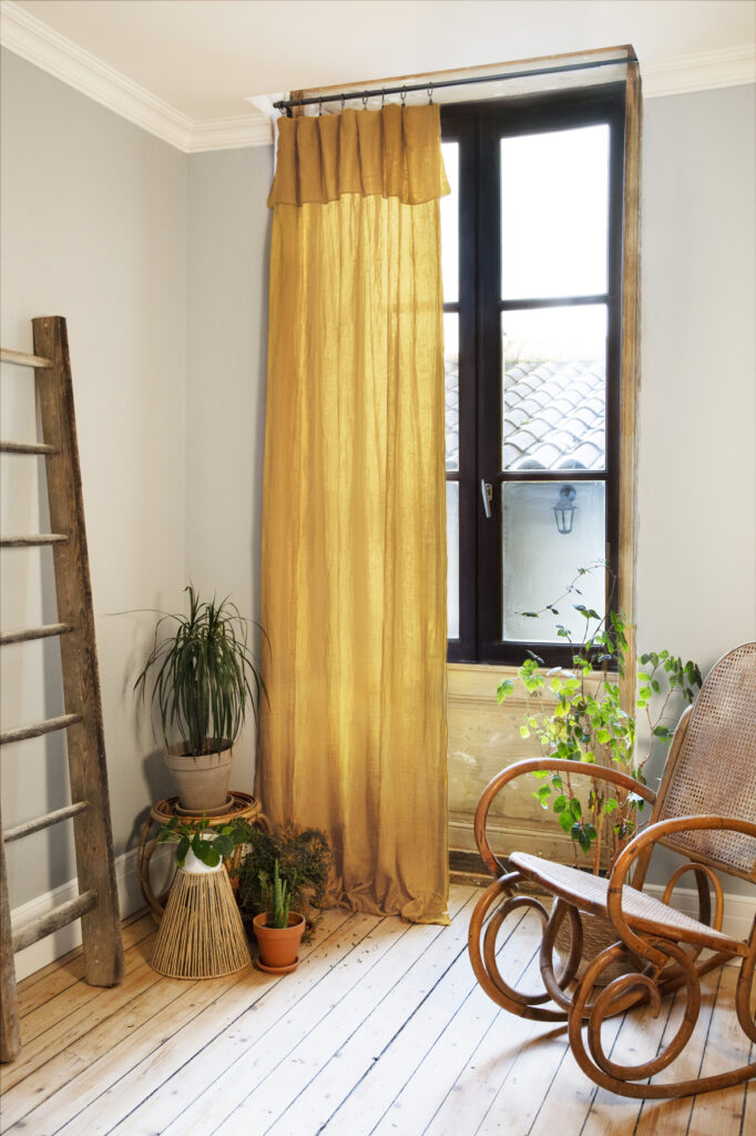 Rideau ajustable + 8 anneaux pince 140x300 cm en gaze de coton unie GAÏA - L'effet papillon - safran