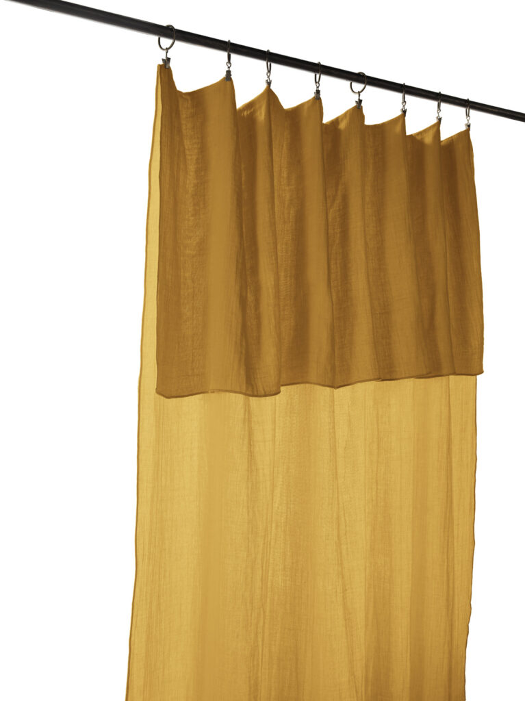 Rideau ajustable + 8 anneaux pince 140x300 cm en gaze de coton unie GAÏA - L'effet papillon - safran – Image 3