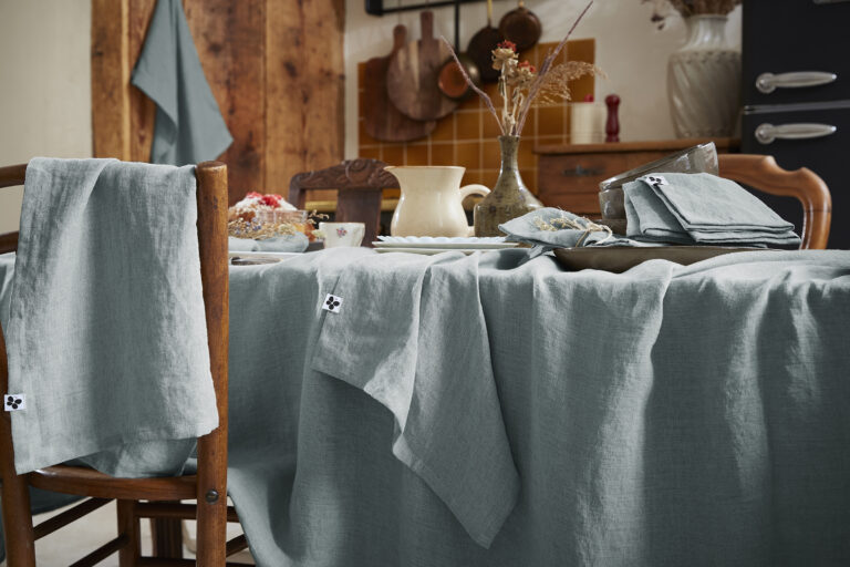 Nappe rectangulaire 170 x 250 cm en lin lavé SOLINE - L'effet papillon - azur