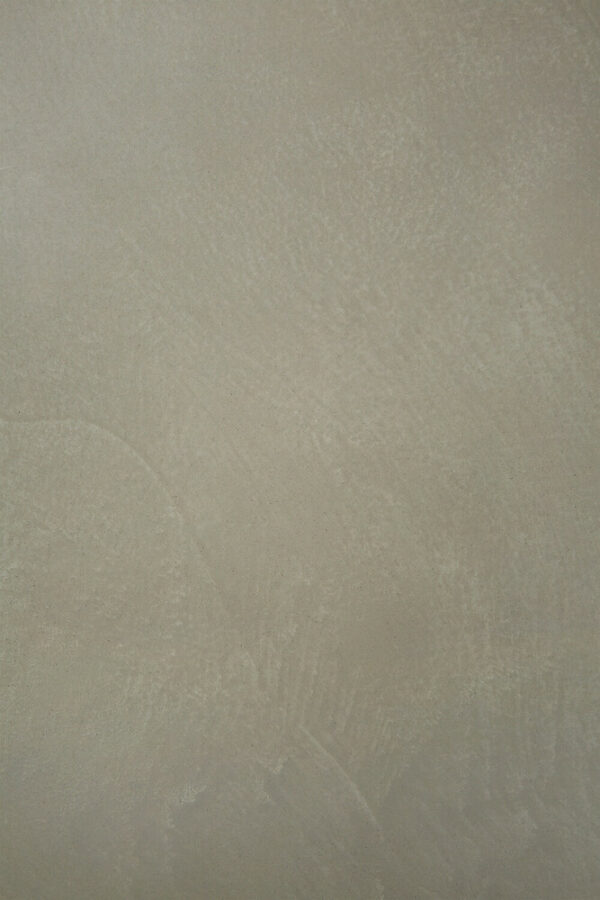 Table basse de jardin Boomerang - Forme organique - 126x74x40 cm - Plateau en béton vernis gris clair - Piétement en teck recyclé - Ethnicraft – Image 8