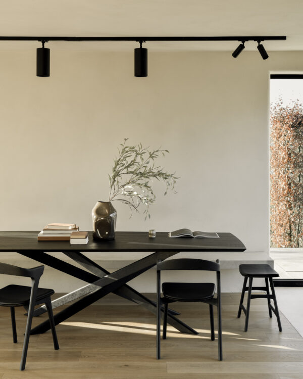 Table Mikado en chêne brossé teinté noir finition vernie 280 x 110 x H 76 cm Ethnicraft – Image 8