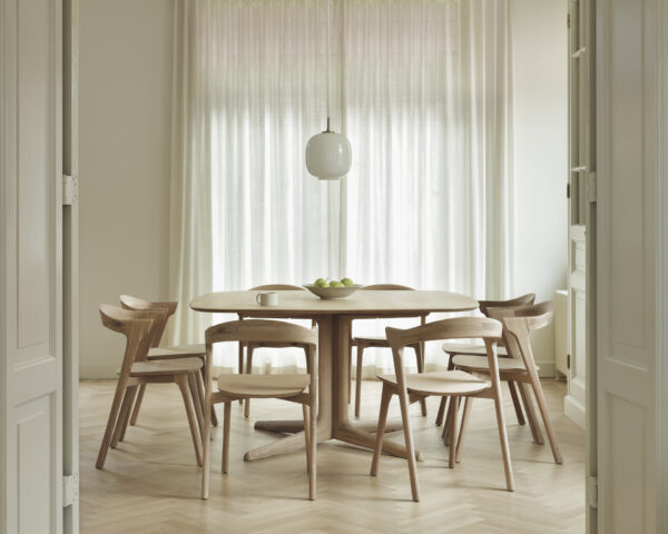 Table carrée CORTO - chêne massif finition huilée - 150 x 150 x H 76 cm Ethnicraft – Image 7