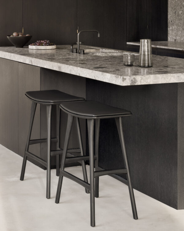 Tabouret de bar Osso en chêne vernis noir - cuir noir - 57 x 33 x H 67 cm Ethnicraft – Image 3
