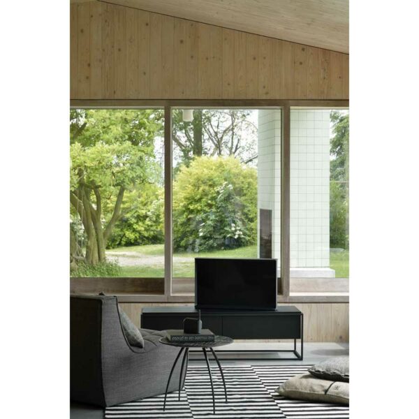 Meuble TV Monolit en chêne noir - 1 tiroir- 1 porte abattante - métal noir - vernis 140 x 45 x H 42 cm Ethnicraft – Image 3